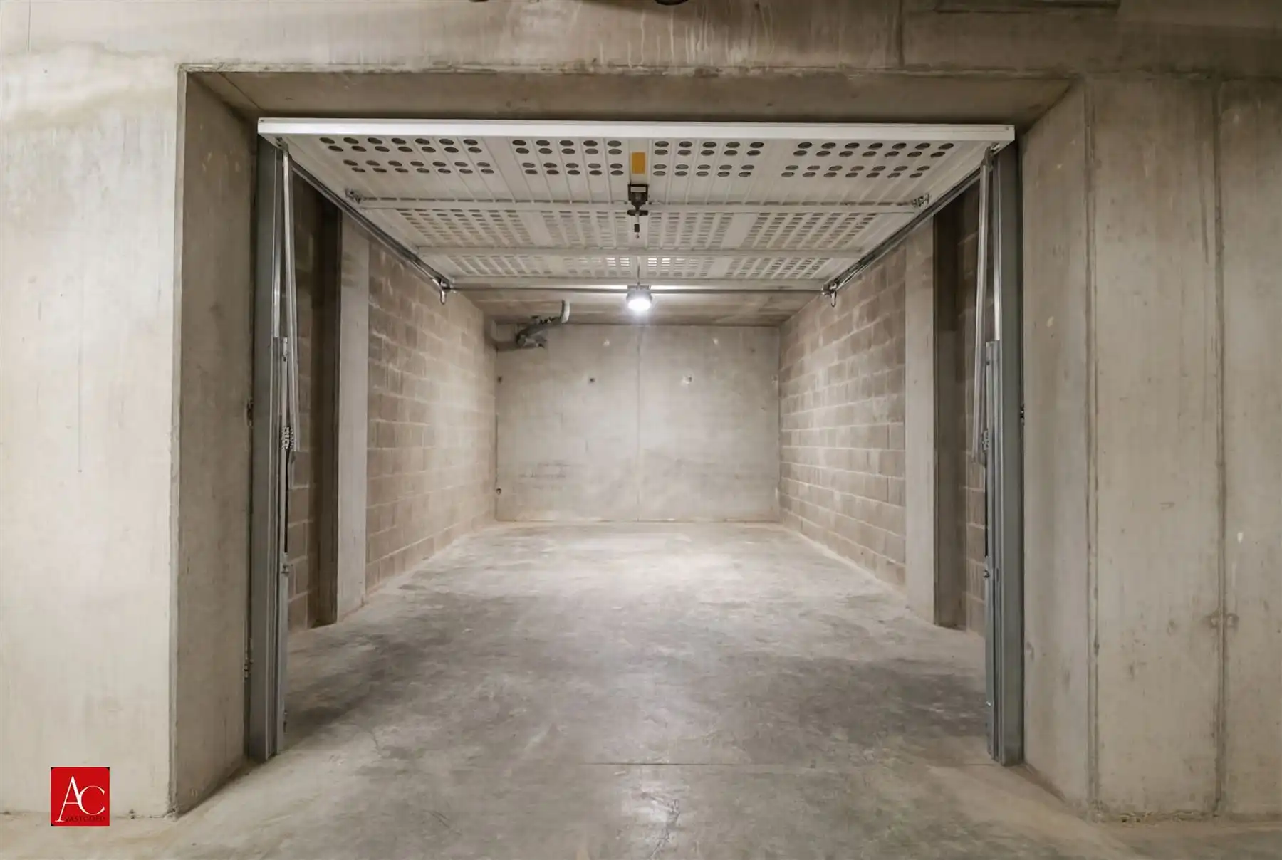 Serviceflat in recent complex met garage foto 9