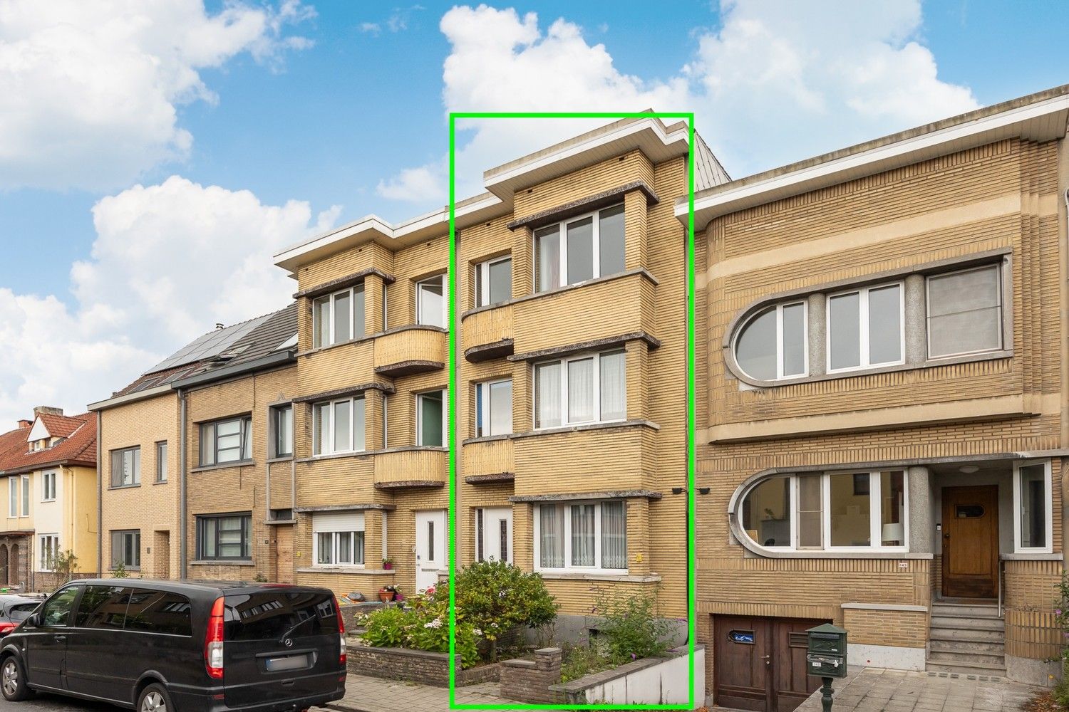 Hoofdfoto van de publicatie: Te renoveren opbrengsteigendom met 3 éénslaapkamerappartementen nabij het Boekenbergpark