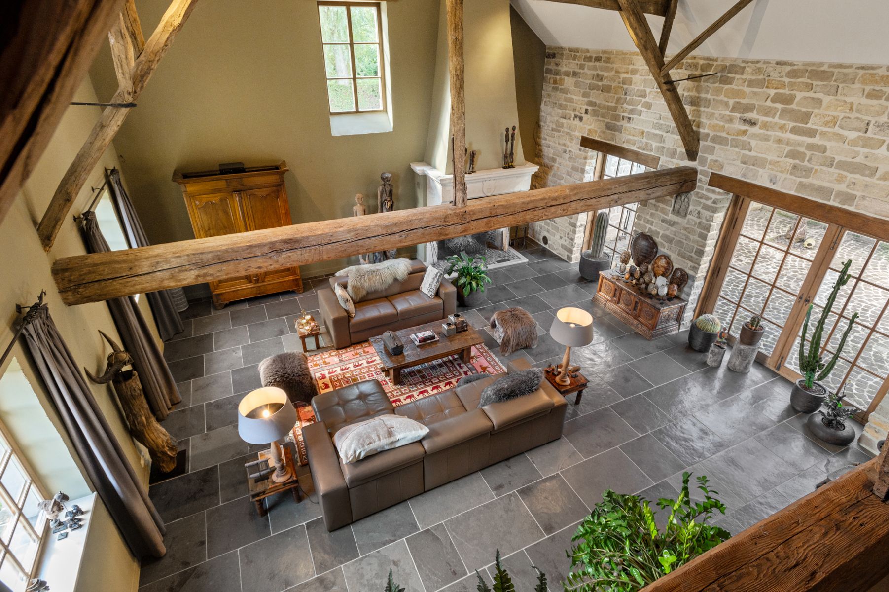 Gerenoveerde hoevewoning met praktijk en paardenstallen.  foto 6