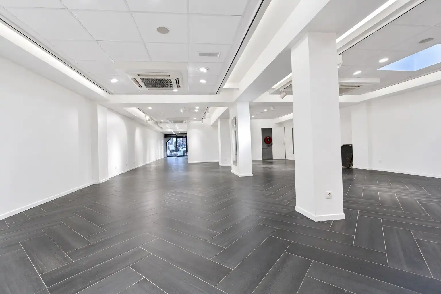 Breed instapklaar handelspand 320 te huur Knokke  foto 4