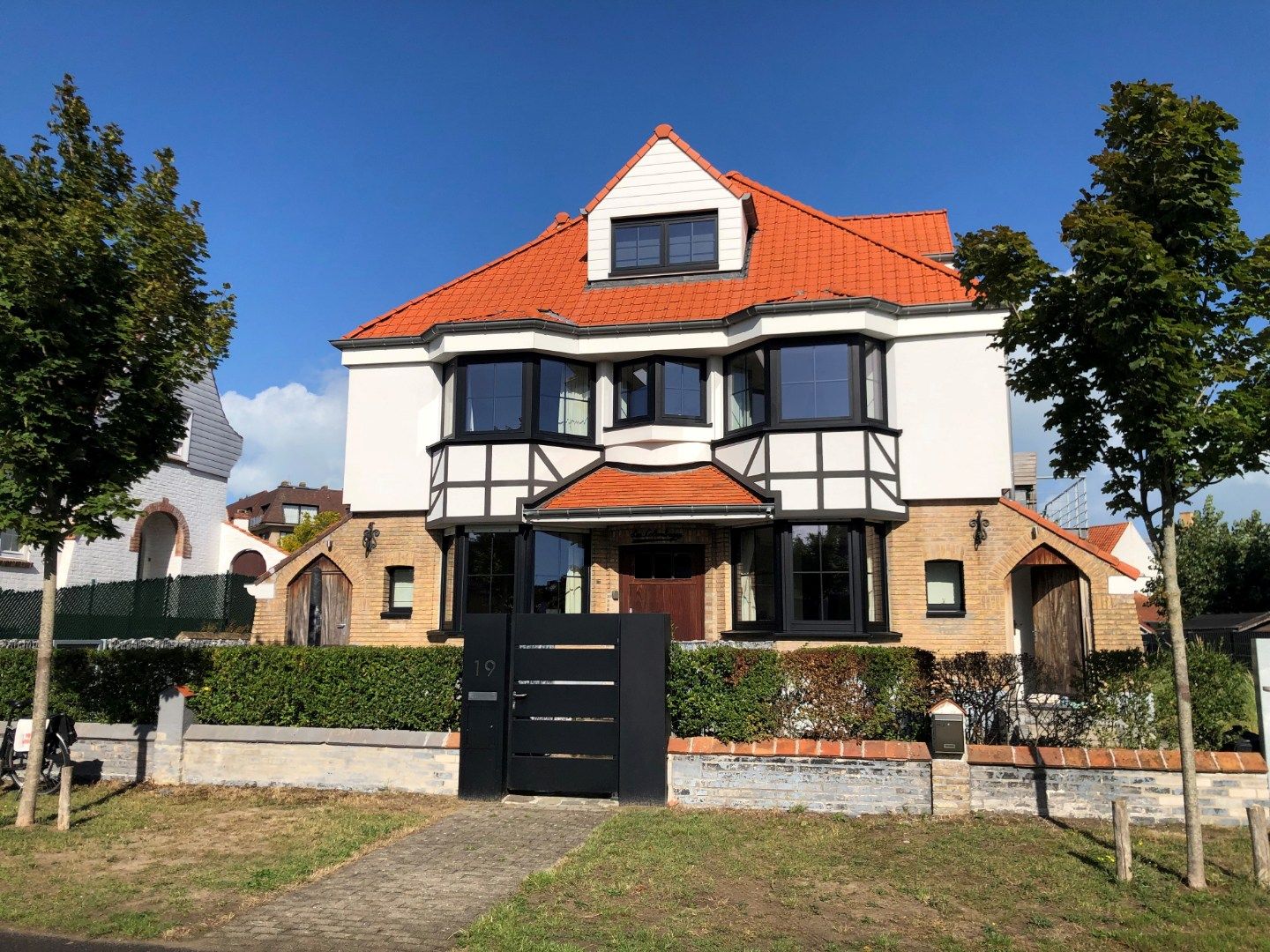 Gelijkvloers appartement in kleine residentie. foto {{pictureIndex}}