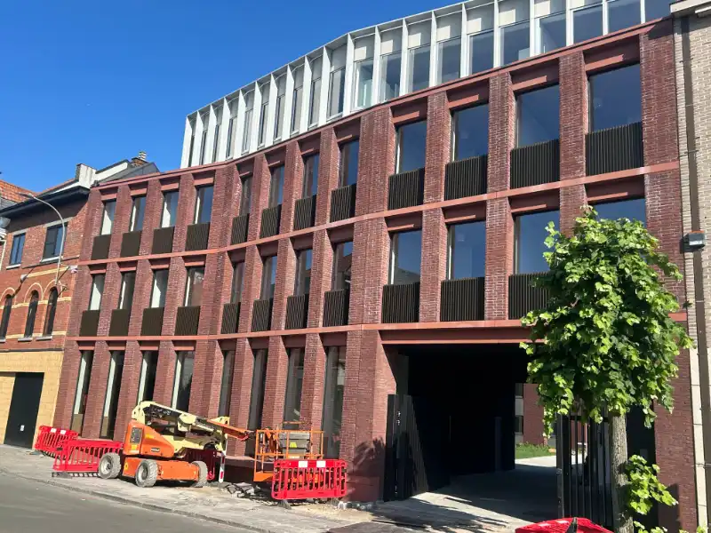 Nieuwe studentenkamer op een top locatie in centrum Kortrijk met zicht op plein. foto {{pictureIndex}}