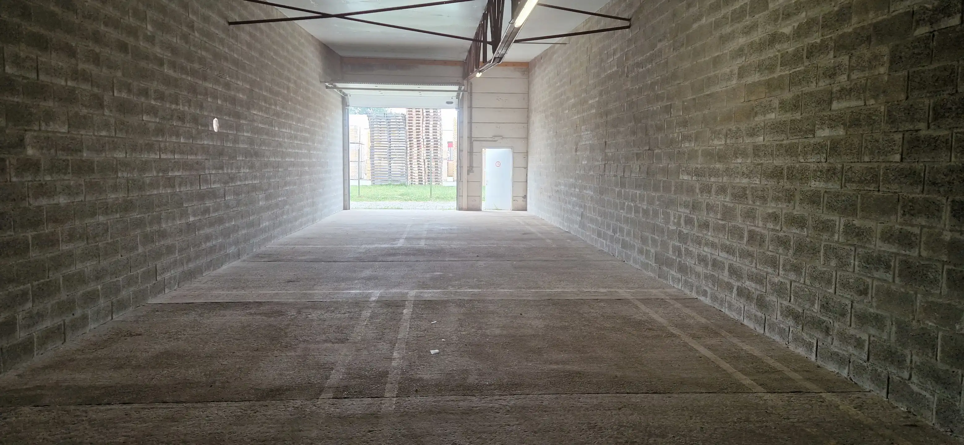 Stockageruimte van 140 m² met inrijpoort. foto 2