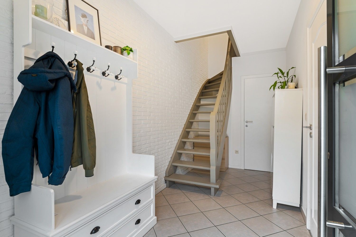 Gezellige bel-etage woning te koop in Hoevenen! foto 2
