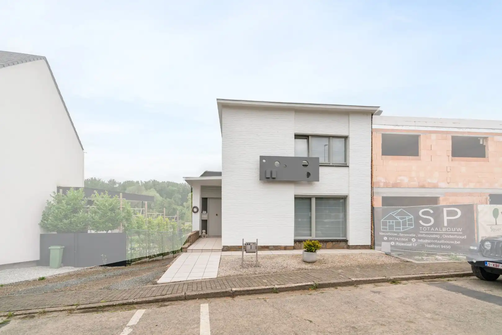 Half open bebouwing met 3 slaapkamers te Erondegem!! foto {{pictureIndex}}