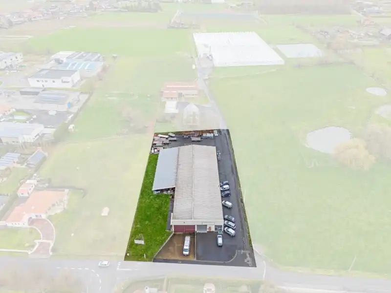 Oostnieuwkerke. Bedrijfsgebouw van 965m2 met overkapping, recente kantoren, parking en koer... Gelegen in een ambachtelijke zone op een perceel van +/- 3465m2. foto {{pictureIndex}}