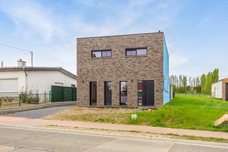 Recente, instapklare woning met garage en zwembad foto 33