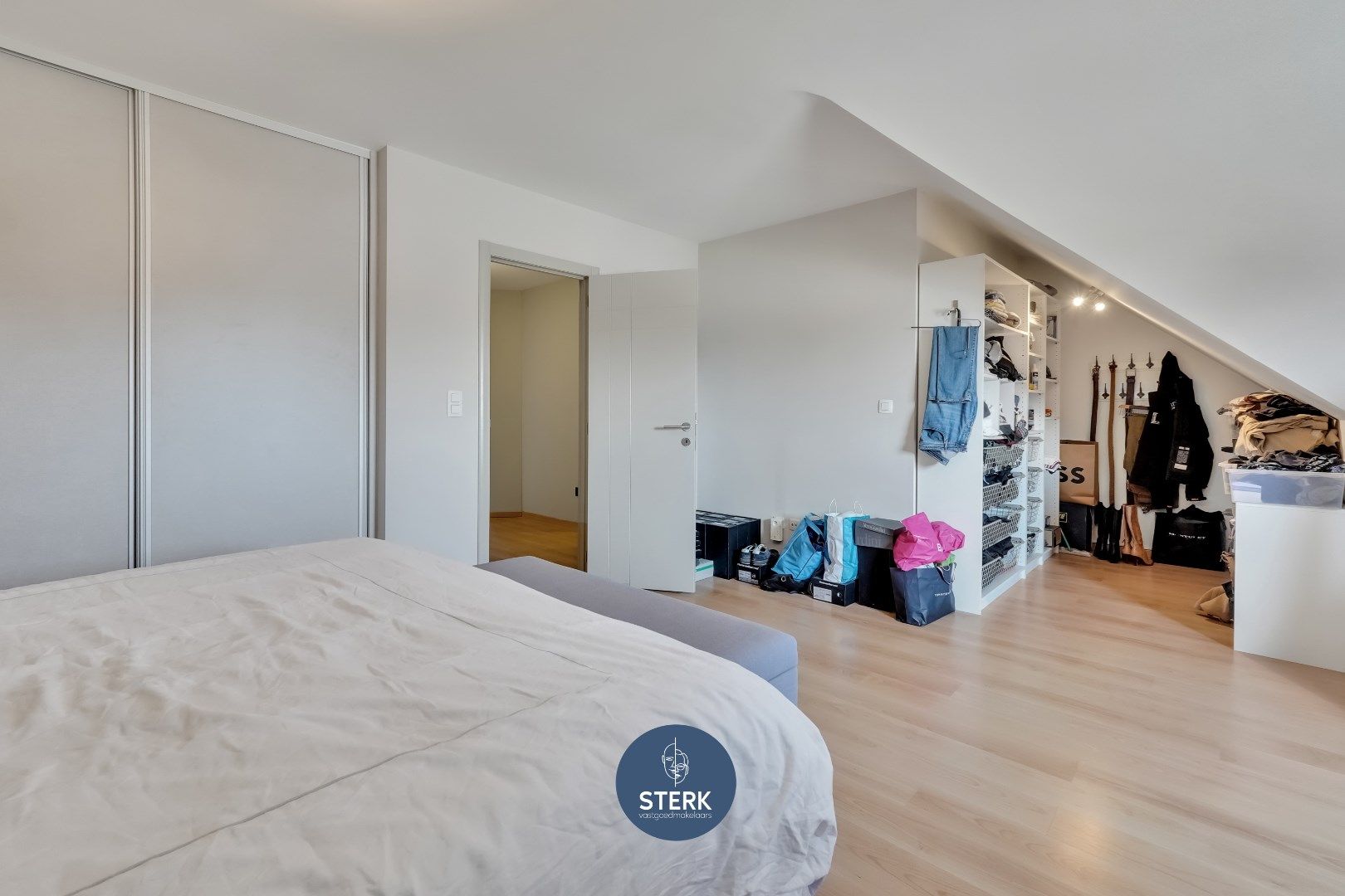 INSTAPKLAAR DUPLEX-APPARTEMENT MET 3 SLPKS EN 2 TERRASSEN TE REKEM !  foto 13