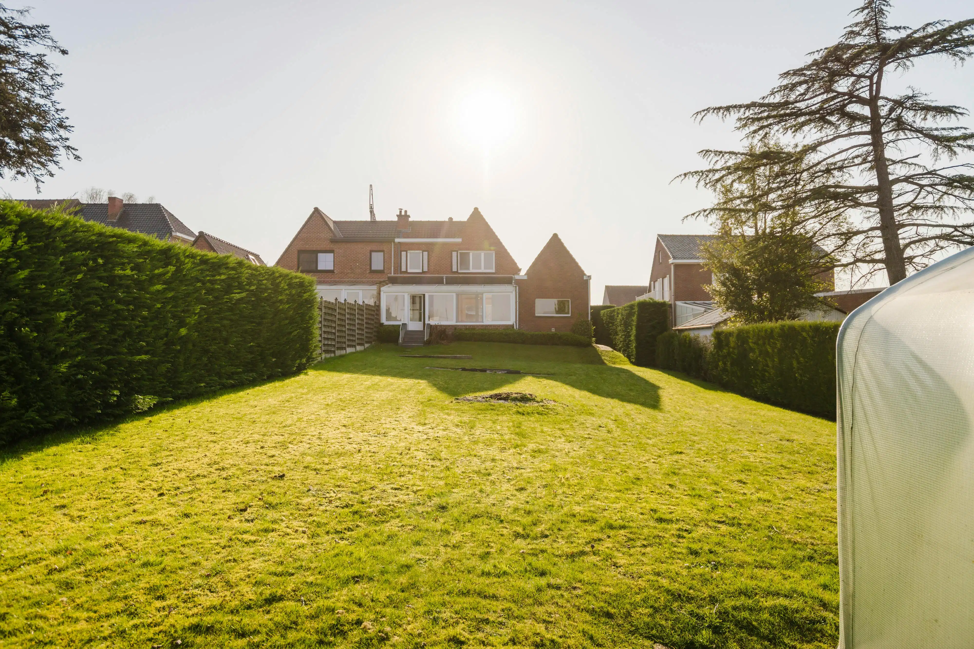 Te renoveren huis te koop met grote tuin, 3 slpk en garage foto 4