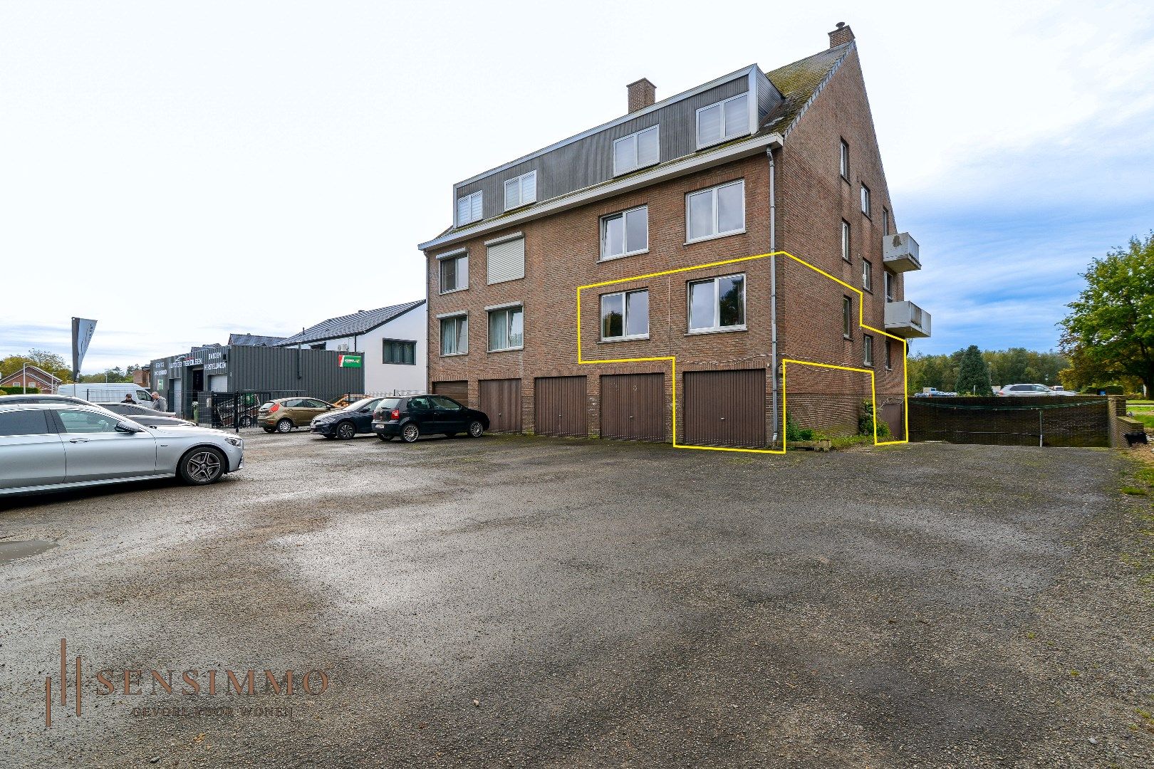 Gelijkvloers appartement van 107m² met 3 slaapkamers en 2 garageboxen. foto 2