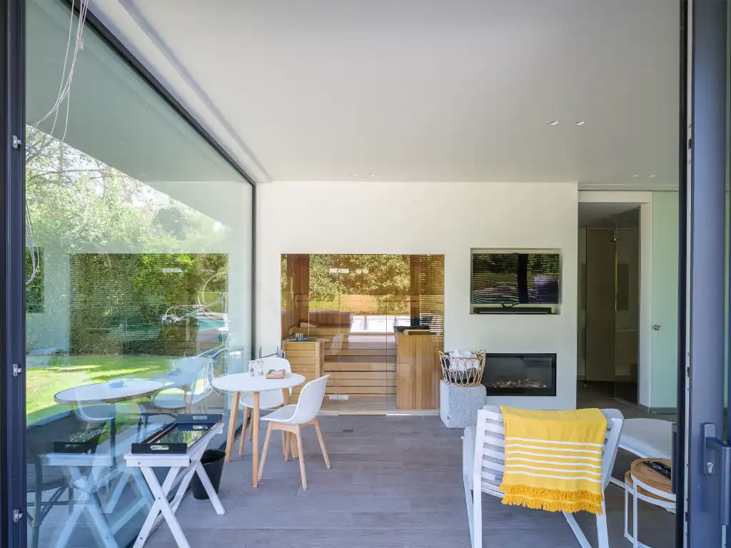 Imposante villa (BJ 2015) met onder meer een buitenzwembad en een sfeervol ingericht bijgebouw met sauna foto 27