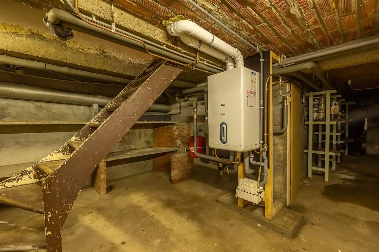 Vier slaapkamers. Twee staanplaatsen. En achteraan een verrassende buitenplek met zuiderse patio-sfeer foto 33