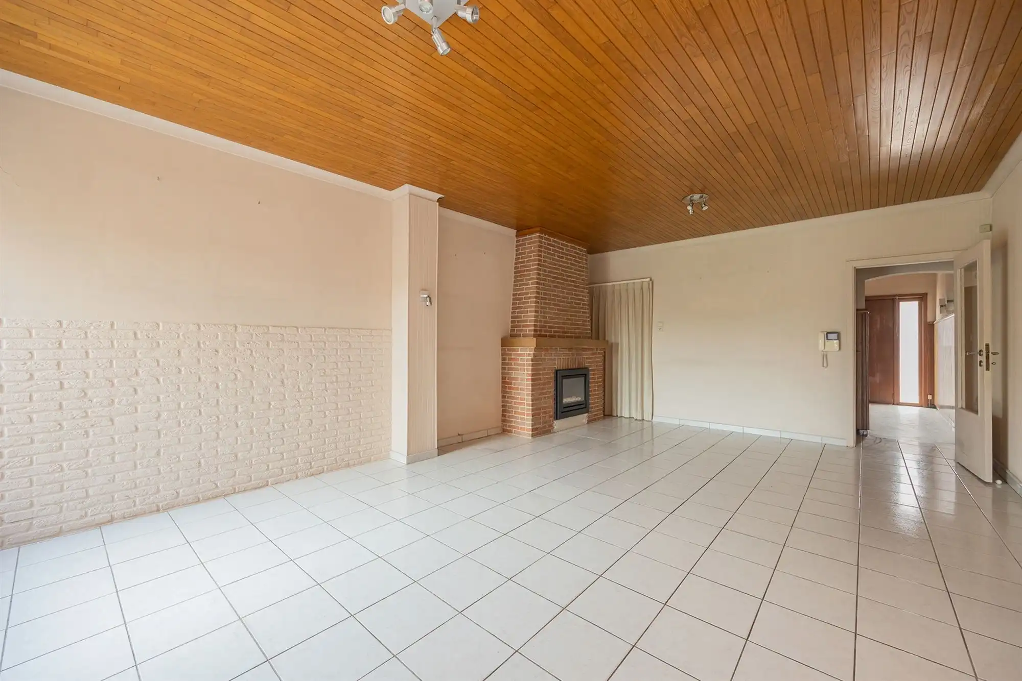 Gezinswoning met drie slaapkamers, garage en tuin foto 6