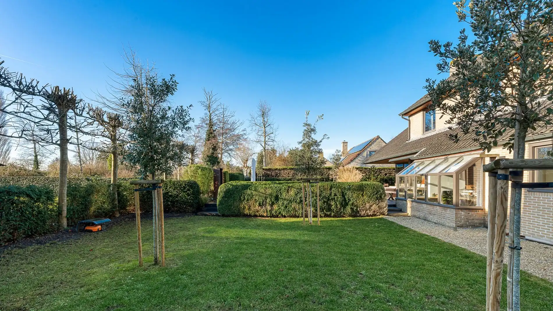 Alleenstaande en rustig gelegen villa op wandelafstand van het centrum foto 3