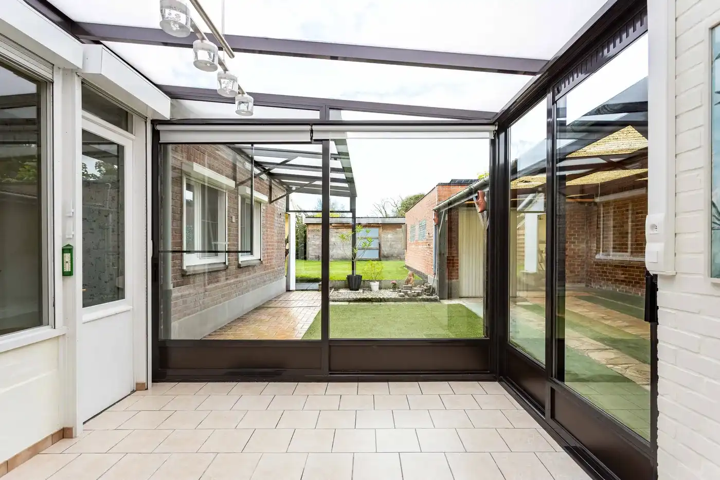 Welkom in deze toffe ruime gezinswoning op een toplocatie in Zwevegem!  foto 11