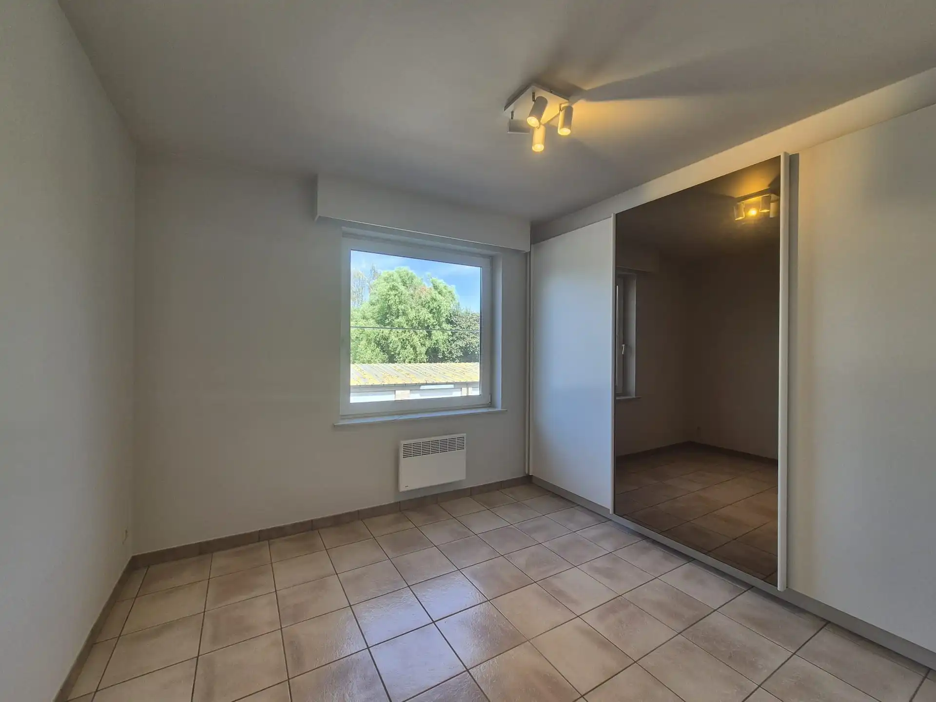 Ruim appartement met 2 slaapkamers, groot terras en garage foto 18
