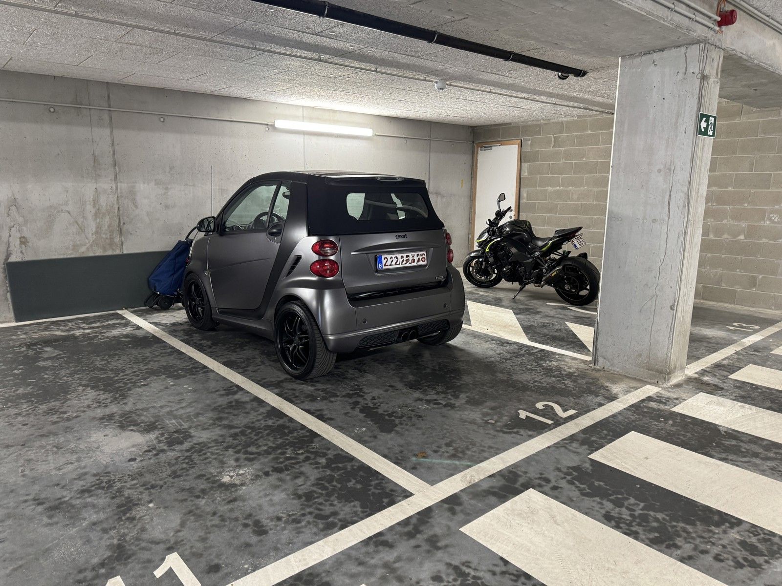 Parkeerplaats nummer 12 foto 1