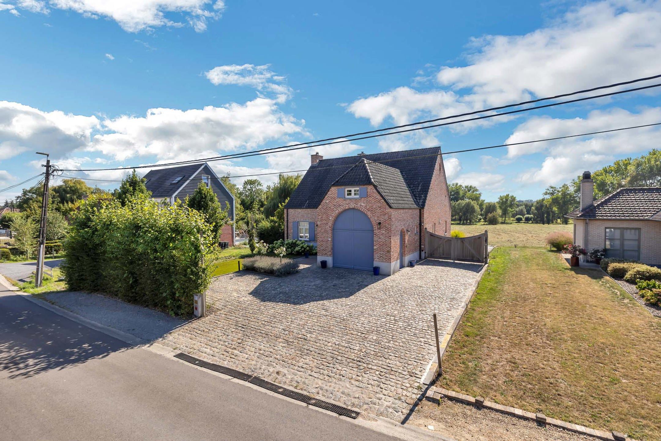 Prachtige gelegen villa met kwalitatieve afwerking foto {{pictureIndex}}