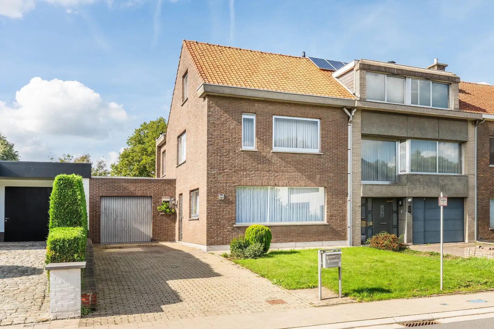 Hoofdfoto van de publicatie: Te renoveren halfopen woning met diepe tuin