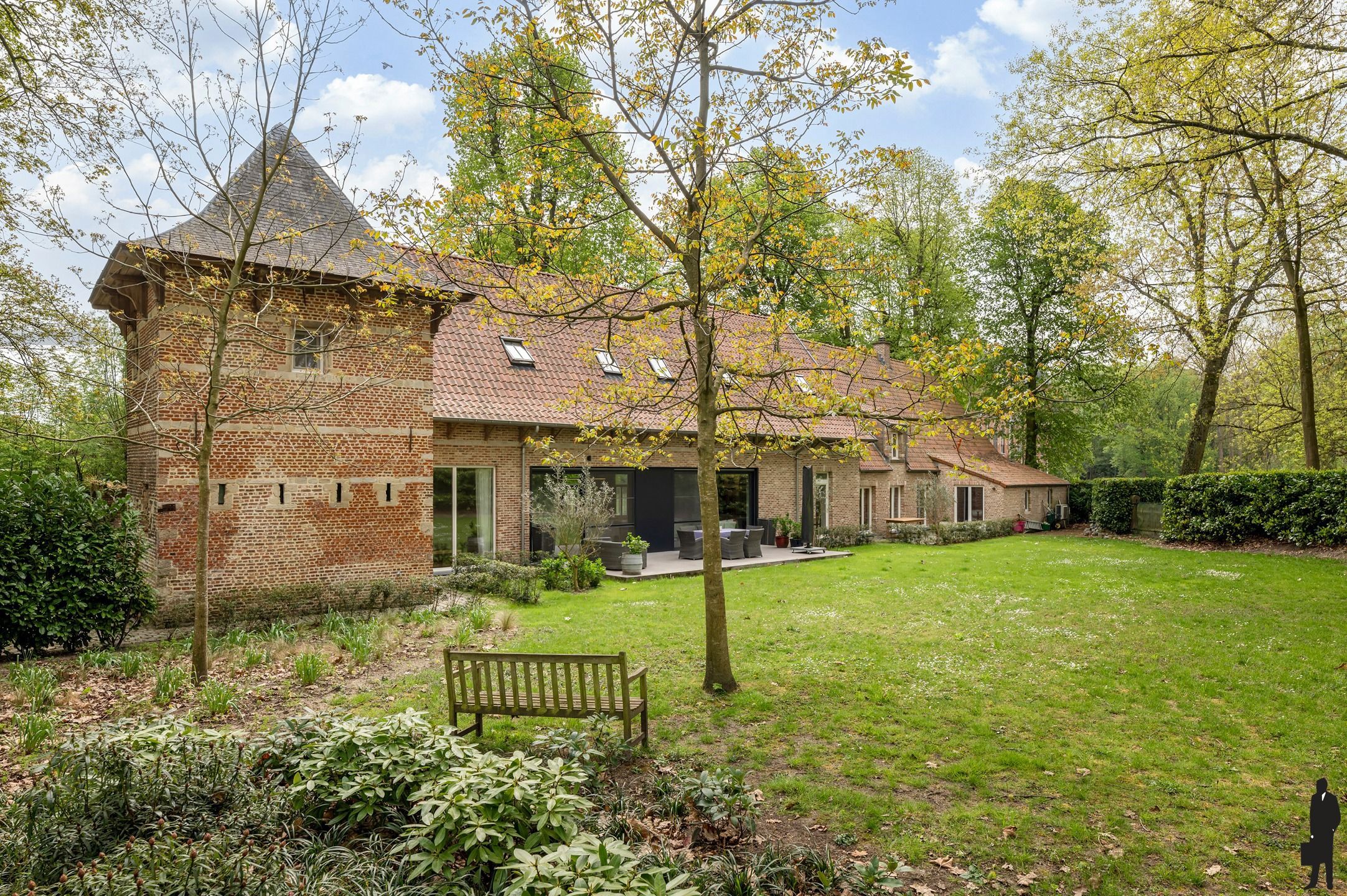 Uitzonderlijk kasteelhoeve in het park van Kasteel Wissekerke. foto 3