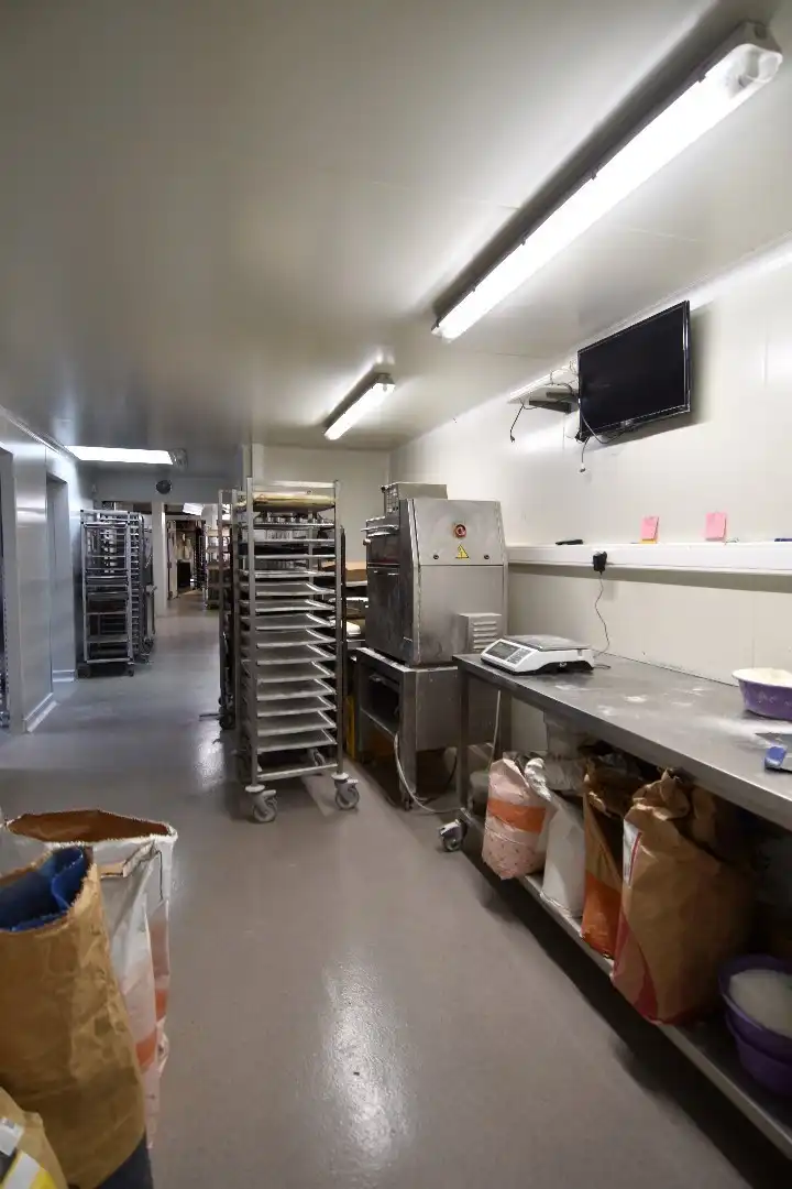 Succesvolle bakkerij mét bovenliggende woonst te koop in Heule foto 8