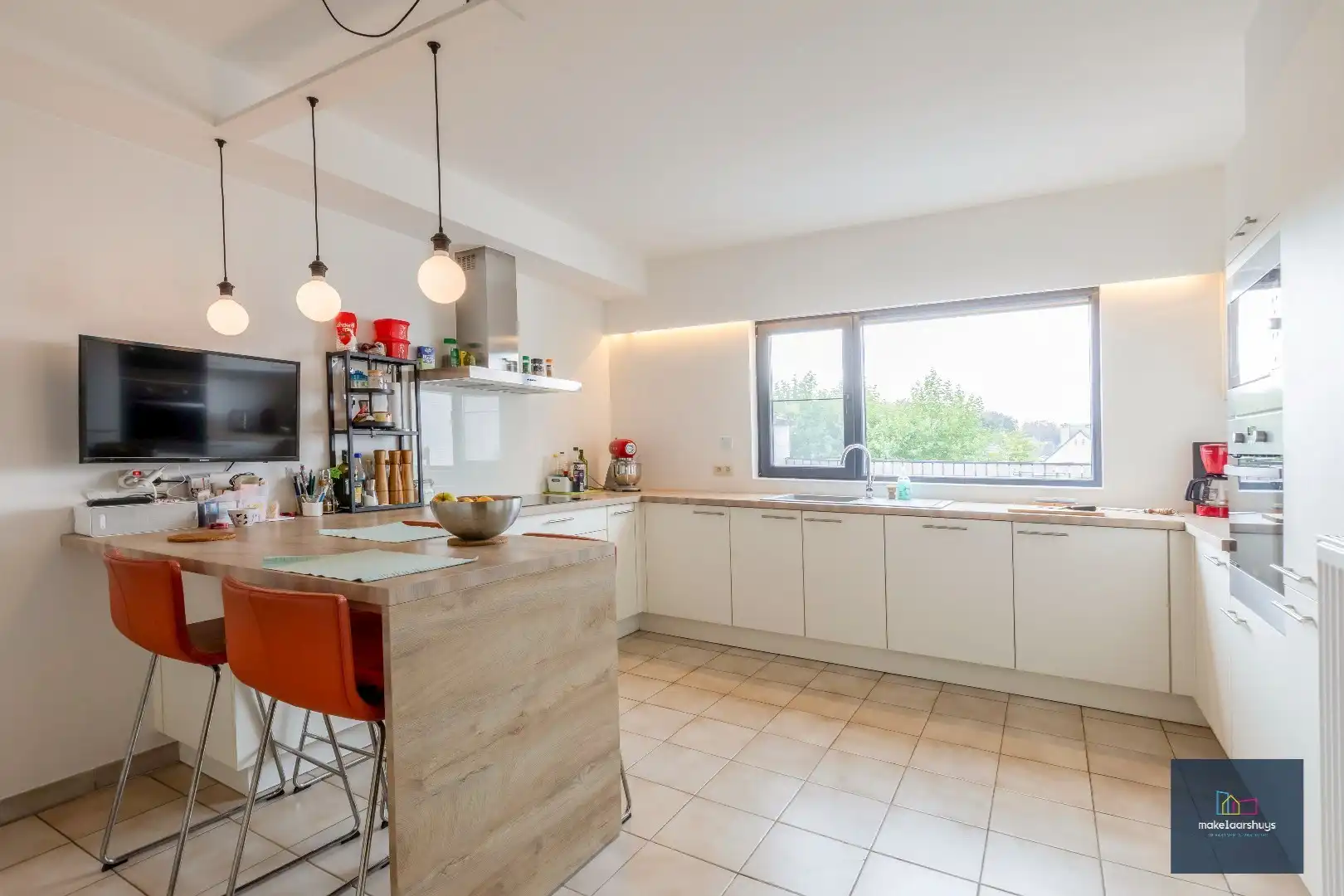 Heel ruime Instapklare woning in rij  met zonneterras en 2 staanplaatsen foto 10