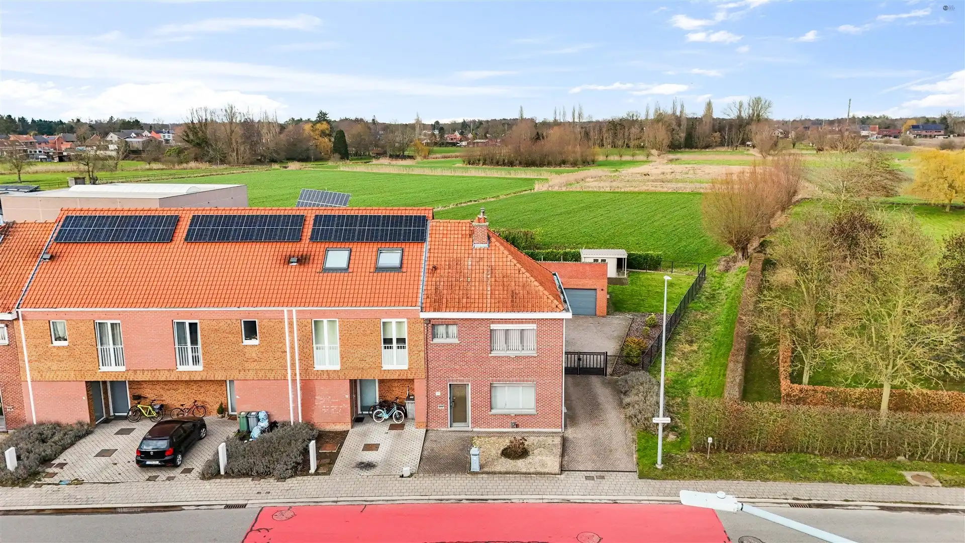 Half open bebouwing met dubbele garage en prachtig uitzicht foto 2