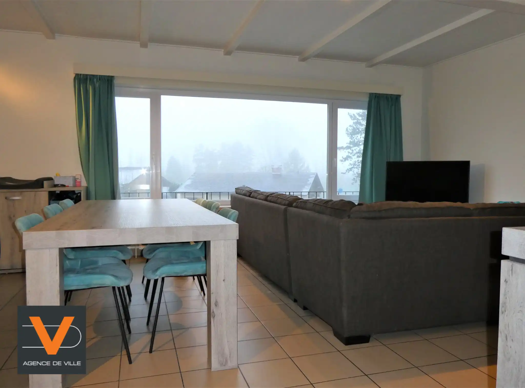 Prachtige koppelwoning met zonnig terras van 16m² en 2 autostaanplaatsen. Veel lichtinval door de grote ramen. foto 5