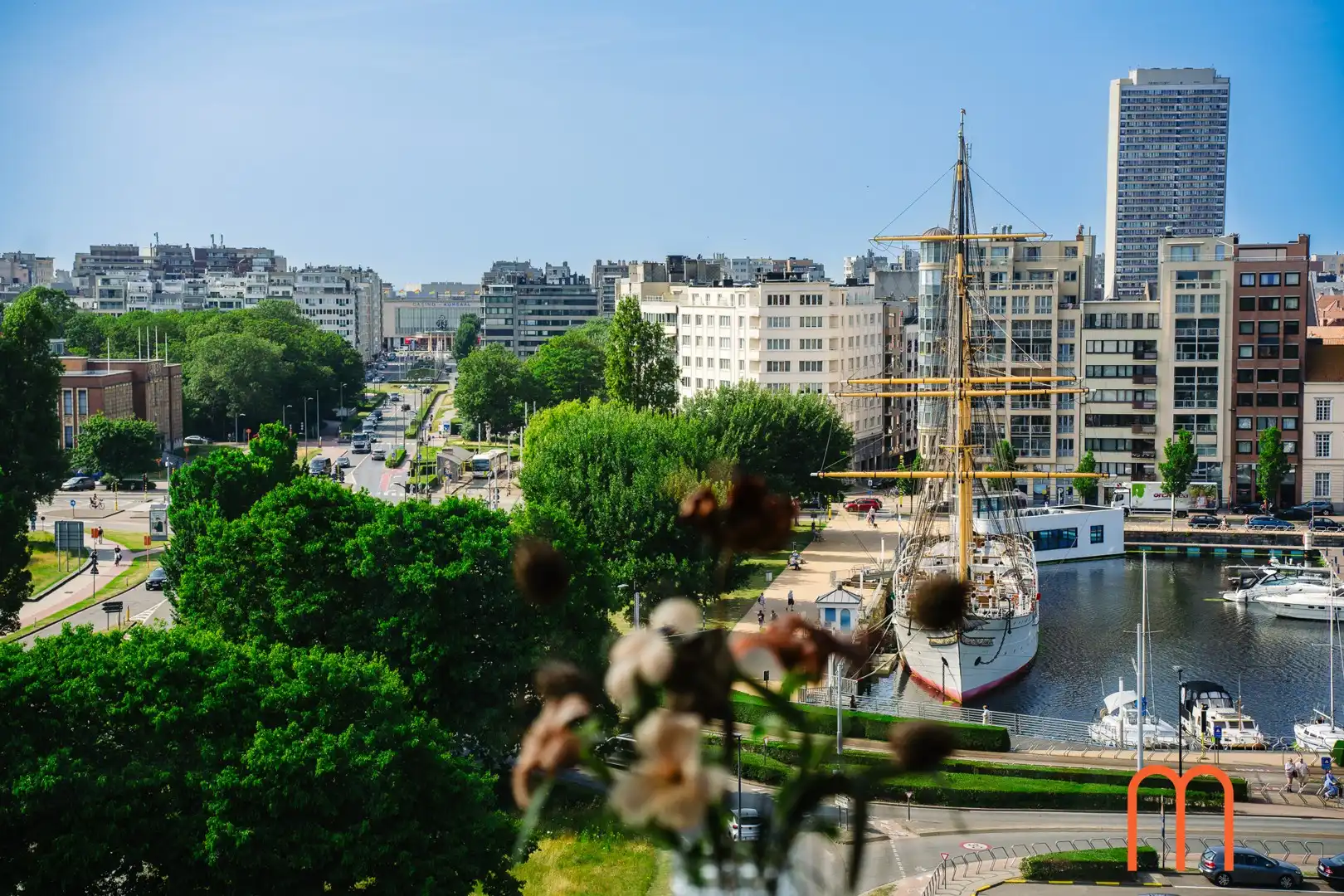 Ruim appartement te koop in Oostende met panoramisch zeezicht foto {{pictureIndex}}