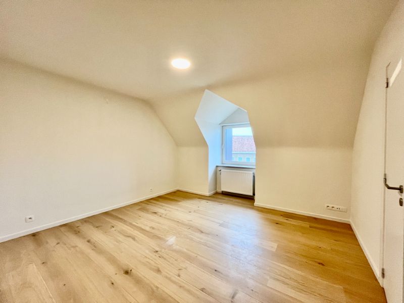 RUIM DUPLEXAPPARTEMENT DRIE SLAAPKAMERS, TUIN EN GARAGE TE HUUR foto 11