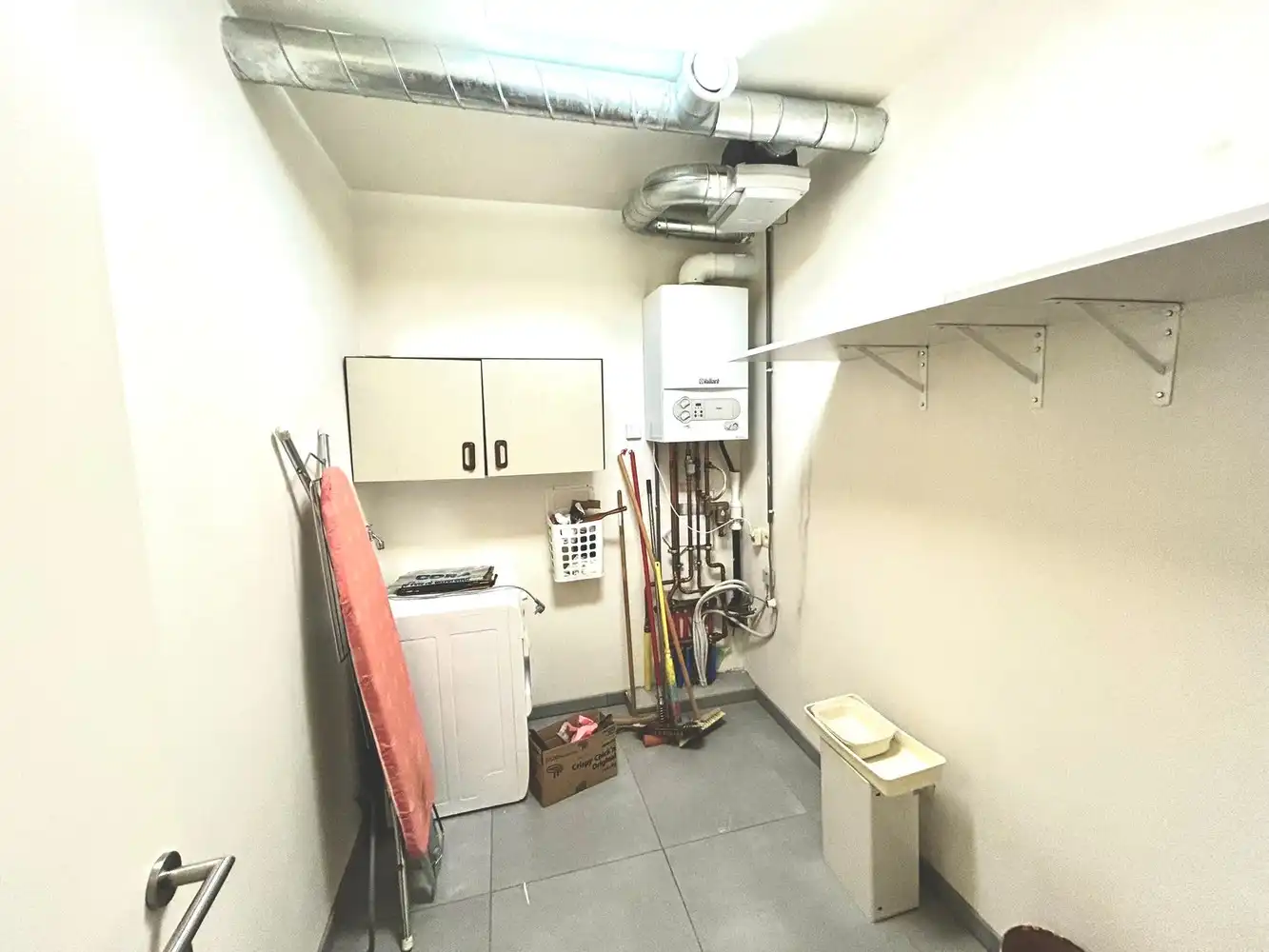 Prachtig en ruim gelijkvloers appartement met 2 slaapkamers, privé-tuin en autostaanplaats dicht bij het centrum van Maasmechelen. foto 8