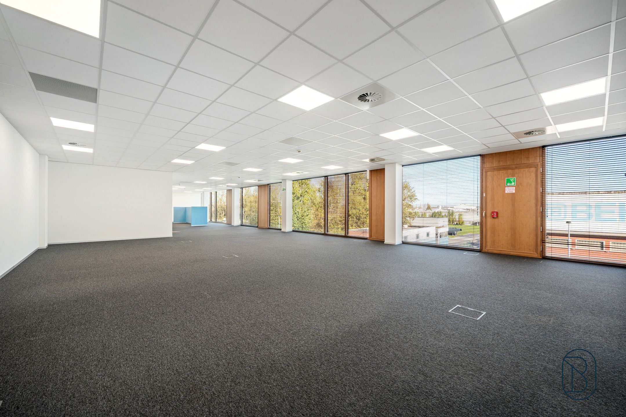 Lichtrijk groot kantoor in mooi bedrijfscomplex te Zwevegem foto 7