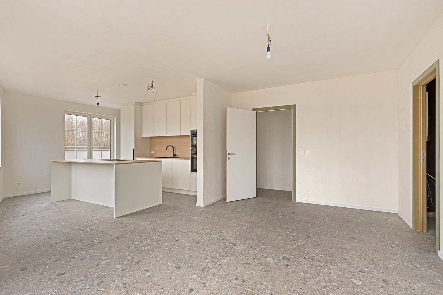 Volledig gerenoveerd duplex-appartement met drie slaapkamers in Lanaken! foto 2