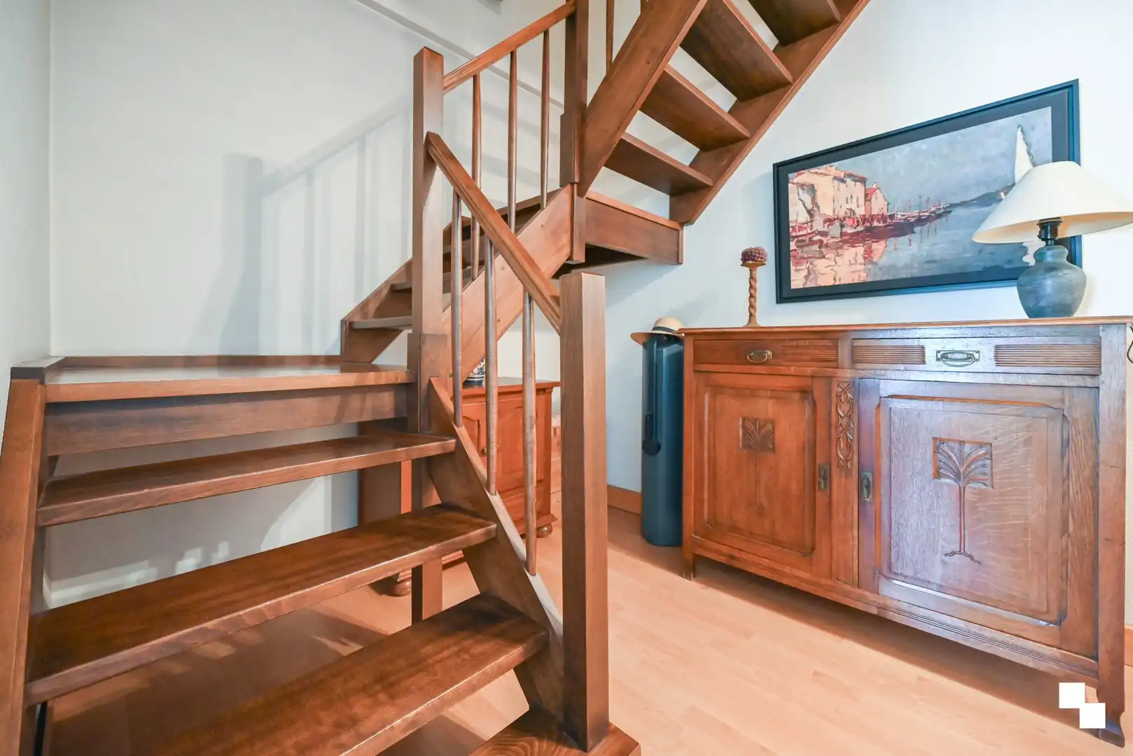 Ruime gezinswoning met vier slaapkamers, garages en extra naastliggend perceel foto 23