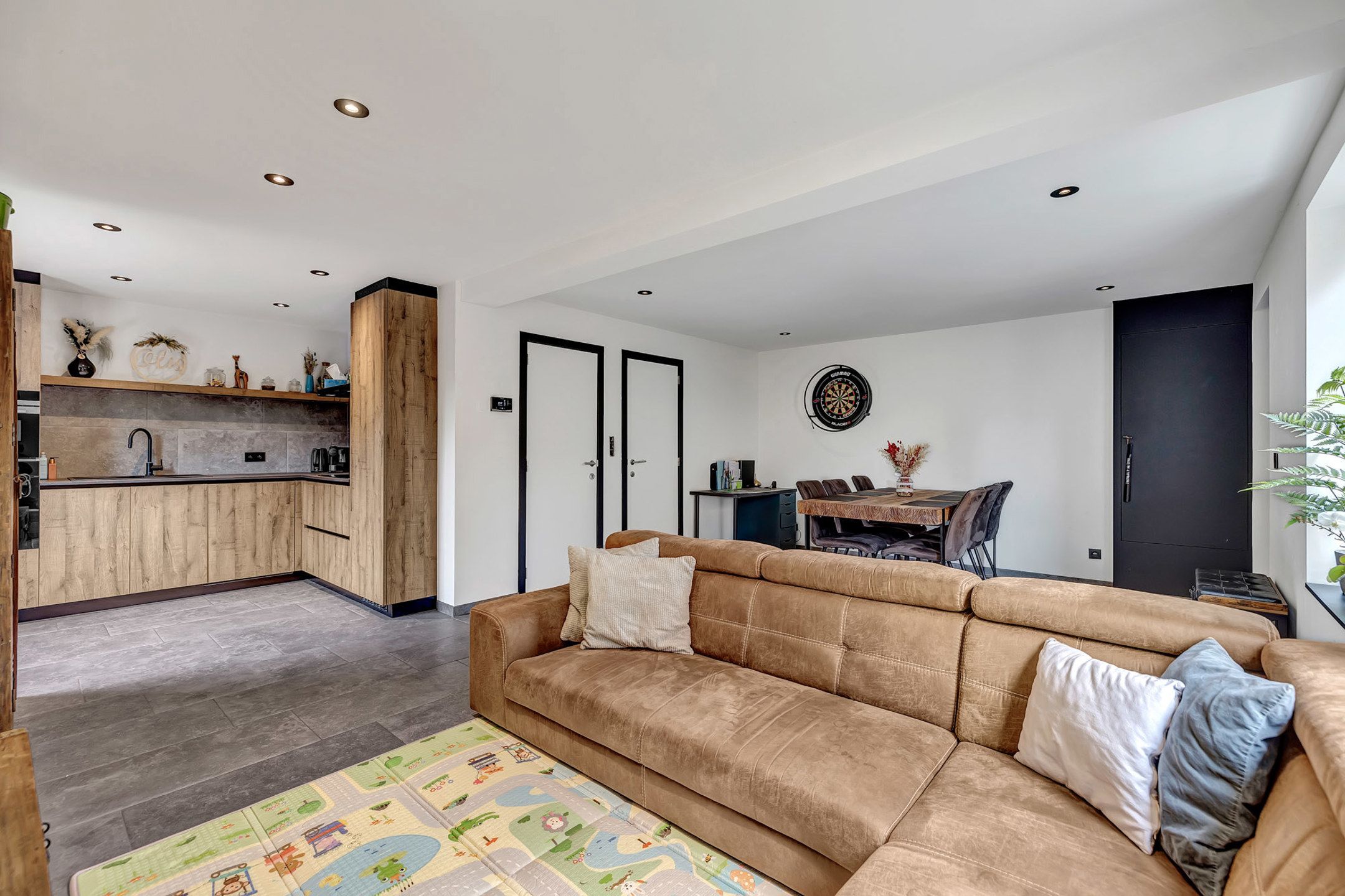 Instapklare woning in verkeersluwe straat foto 3