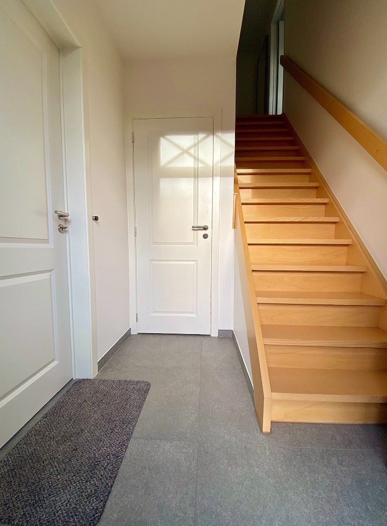 Recente halfopen woning met tuin, garage en tuinhuis  foto 2