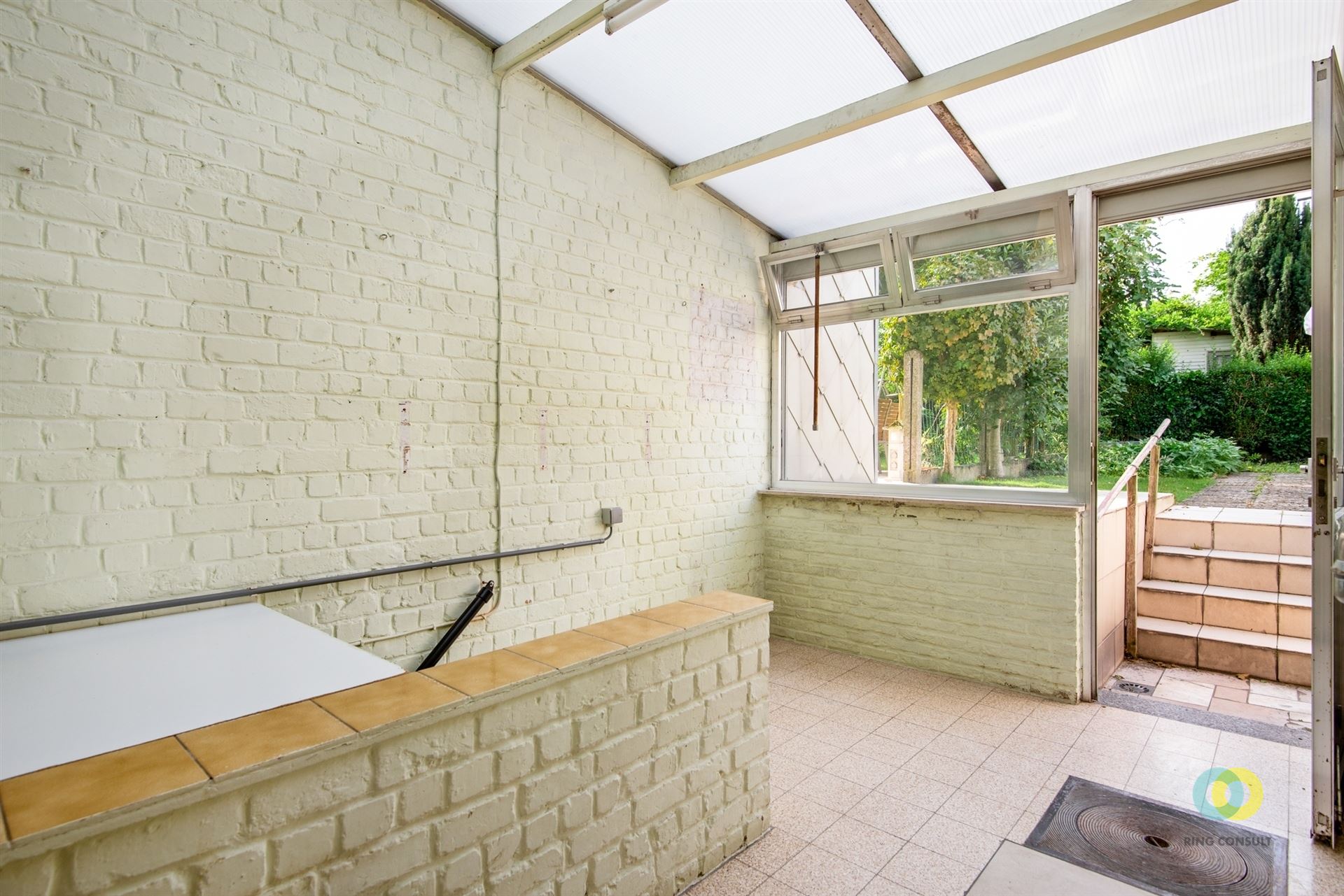 Op te frissen woning met tuin en potentieel foto 5