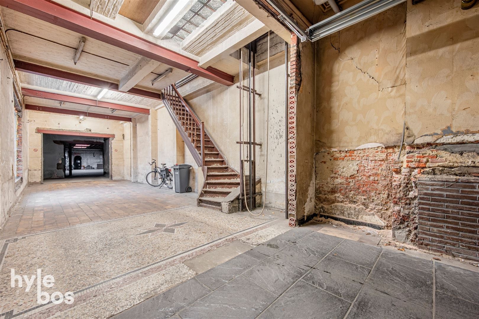 Ruim bovenhuis met groot magazijn in het centrum van de stad foto 9