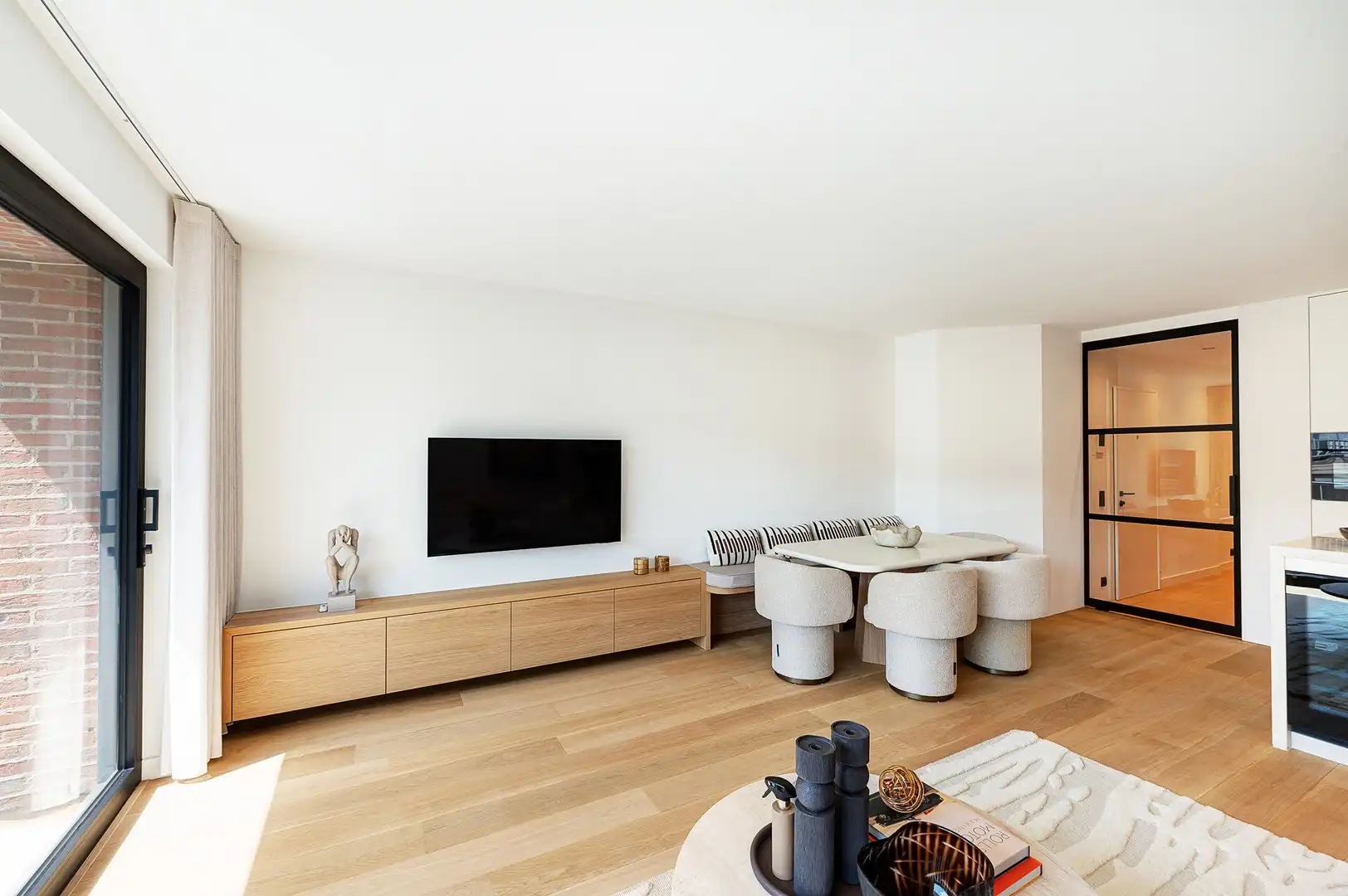Lichtrijk gerenoveerd appartement op enkele stappen van de Dumortierlaan. foto 9