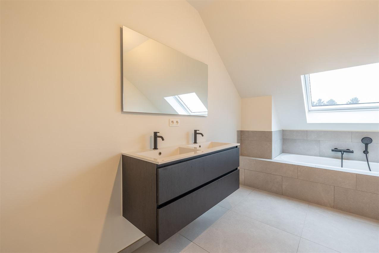 Instapklare nieuwbouwwoning op ruim perceel met 3 slk foto 26