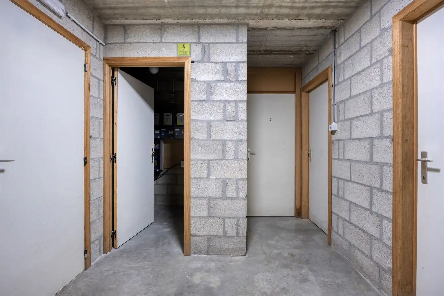 Ruim, gerenoveerd 2-slaapkamer appartement met terras, garagebox en aparte berging, gelegen vlak bij het centrum van Maaseik. foto 18