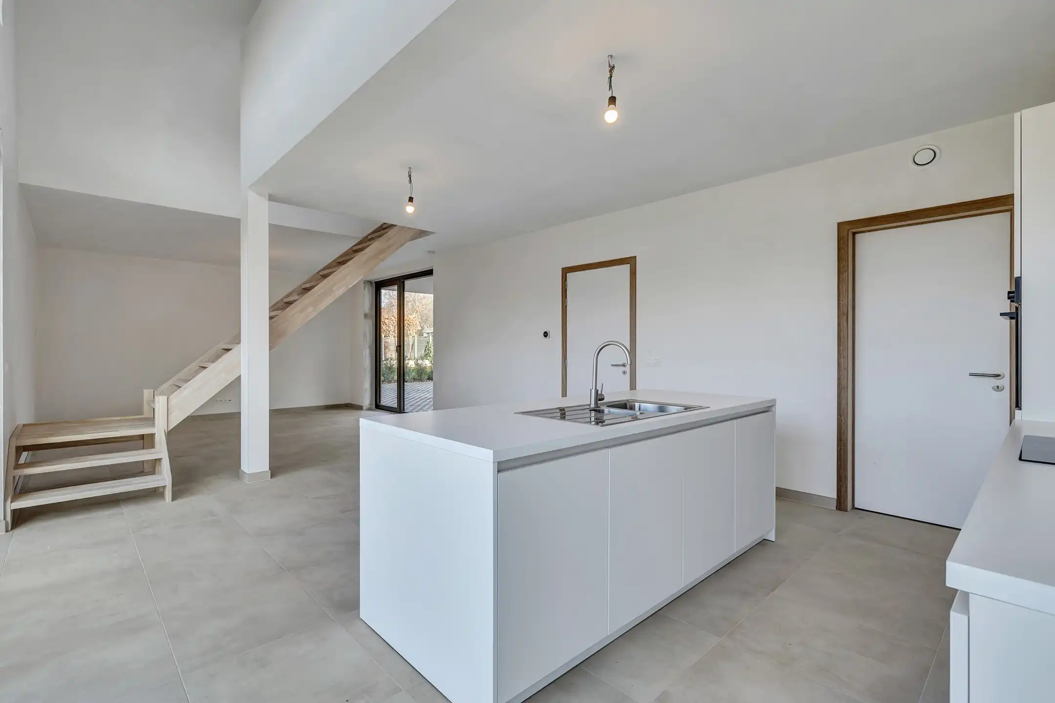 Prachtige nieuwbouwwoning in uniek woonerf foto 8