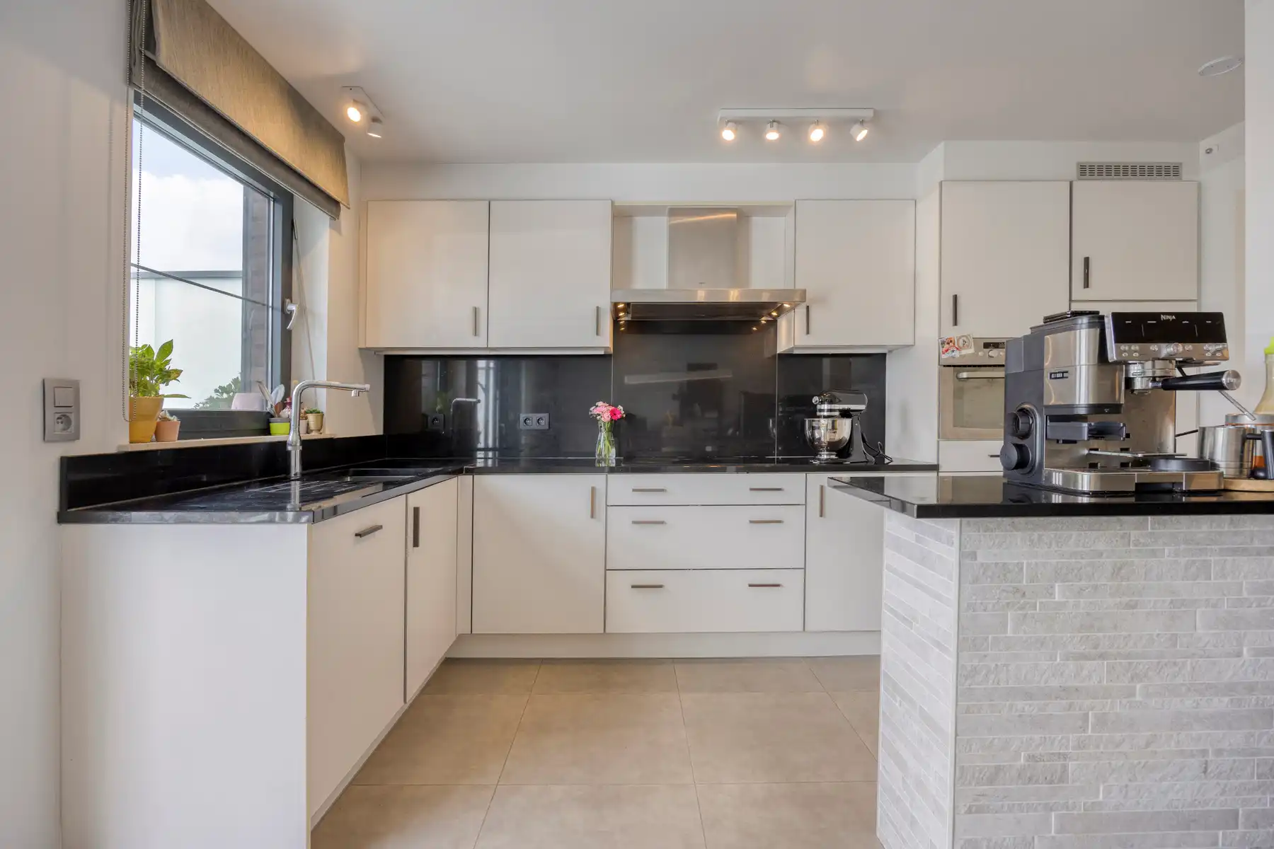 Modern en energiezuinig gelijkvloers appartement vlabij centrum foto 11