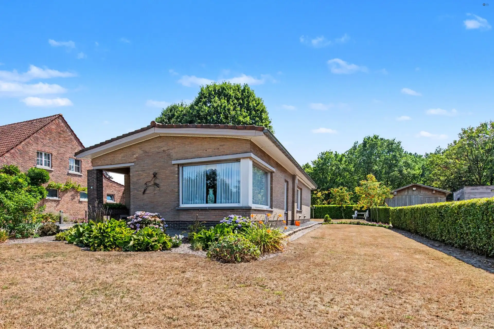 Verzorgde bungalow in rustige straat te Stekene foto 2