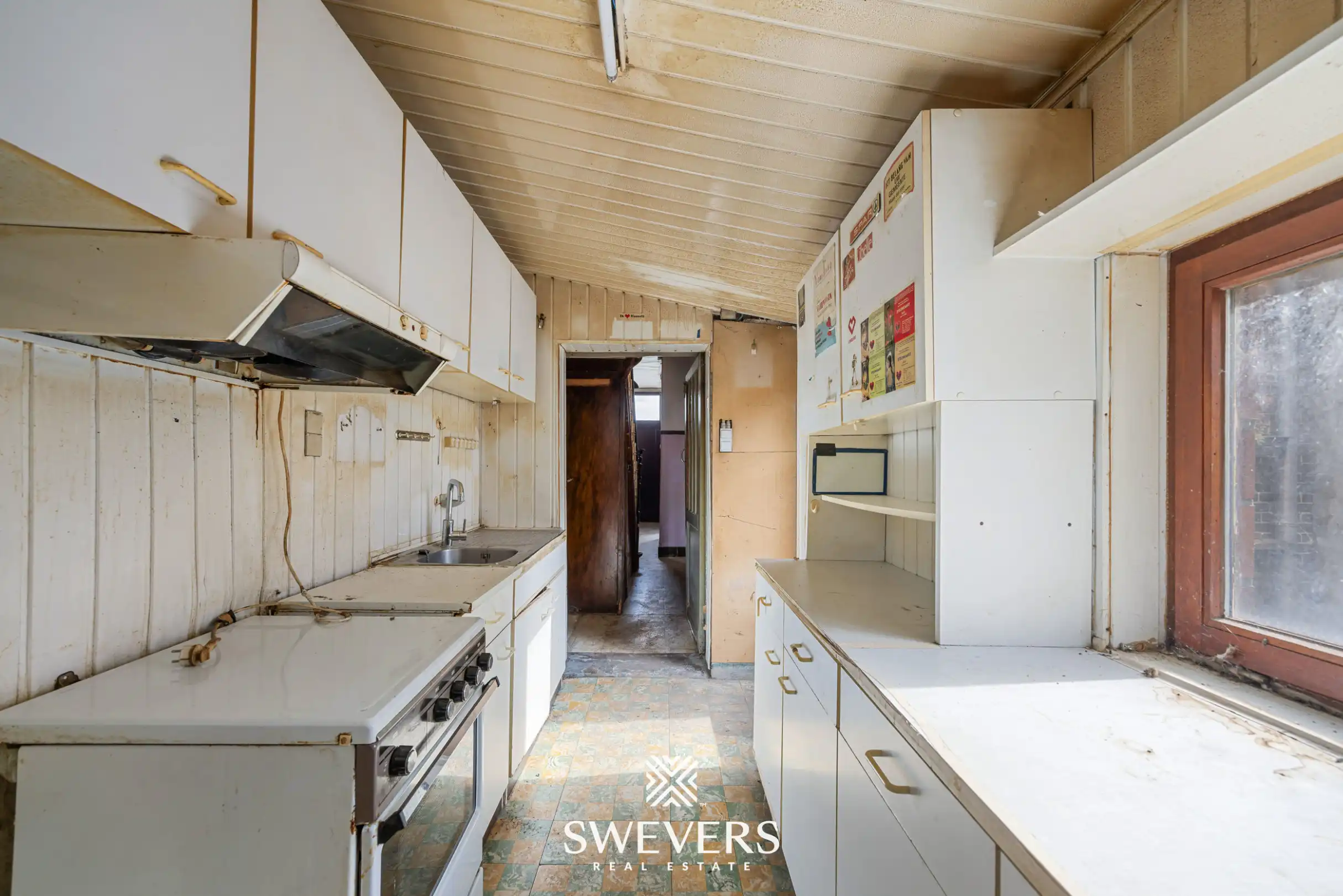 Renovatieproject met veel potentieel: karaktervolle rijwoning met tuin in de Banneuxwijk foto 6