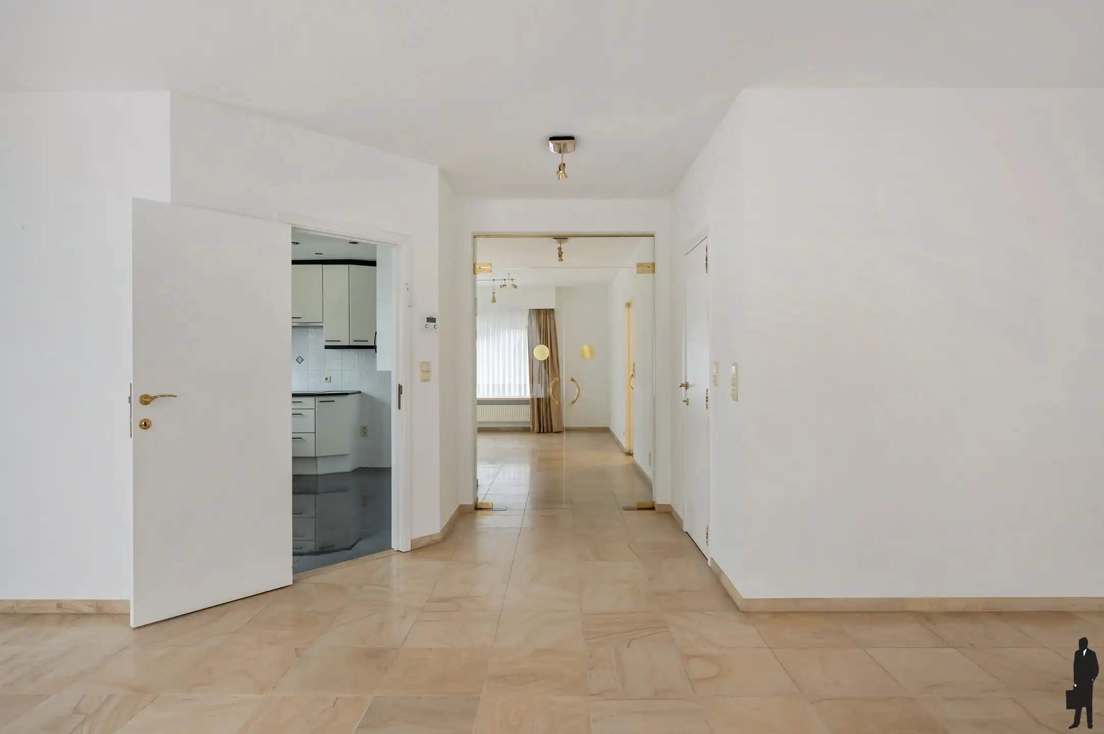 Ruim villa-appartement met 4 slaapkamers & garage foto 7