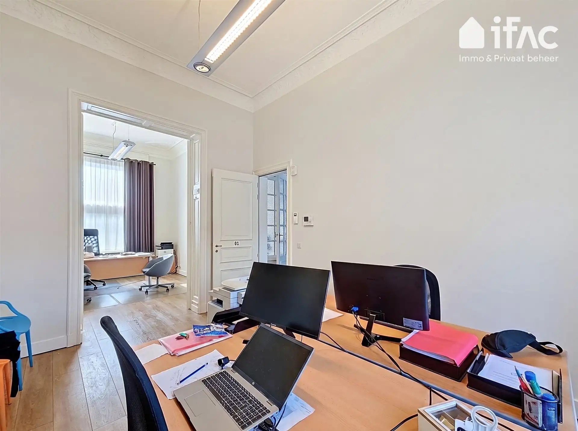 Moderne kantoorruimte met hoogwaardige afwerking foto {{pictureIndex}}