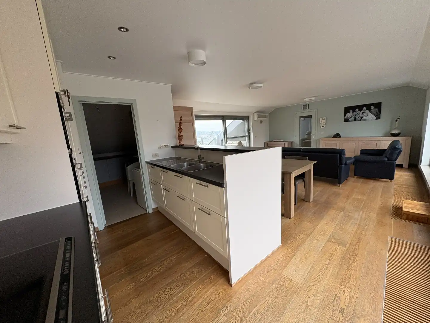 Schitterend appartement met 2 slaapkamers en autostaanplaats! foto 3