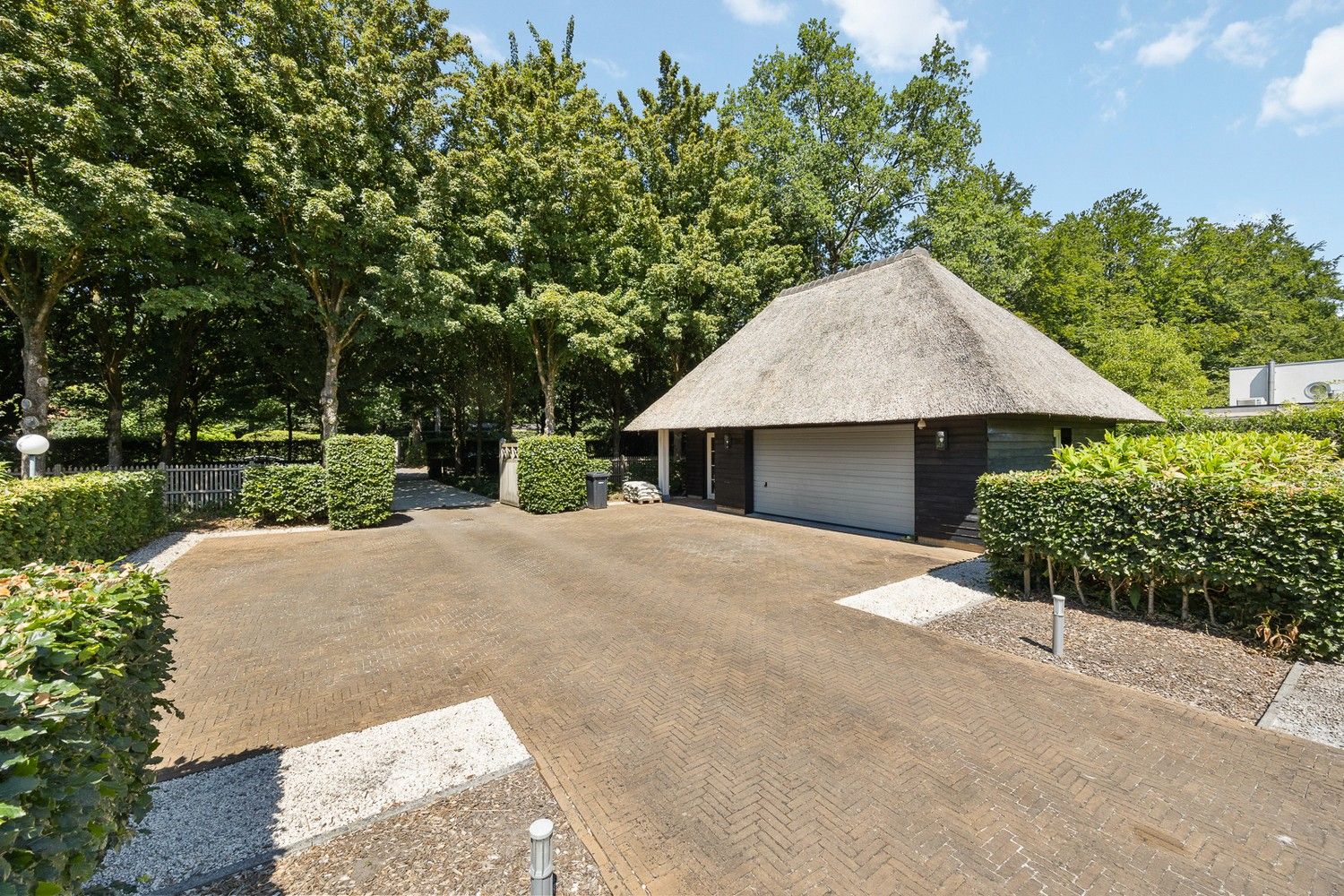 Architecturale rietgedekte villa op 5.717 m² grond foto 2