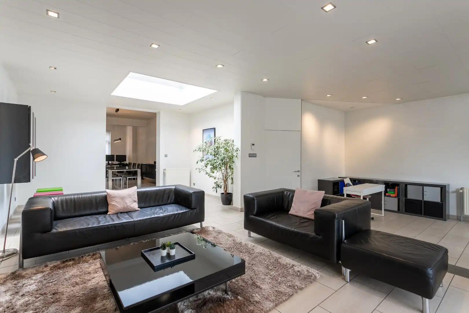 Deels gerenoveerde woning met tuin en garage op gunstige ligging te Halle foto 10